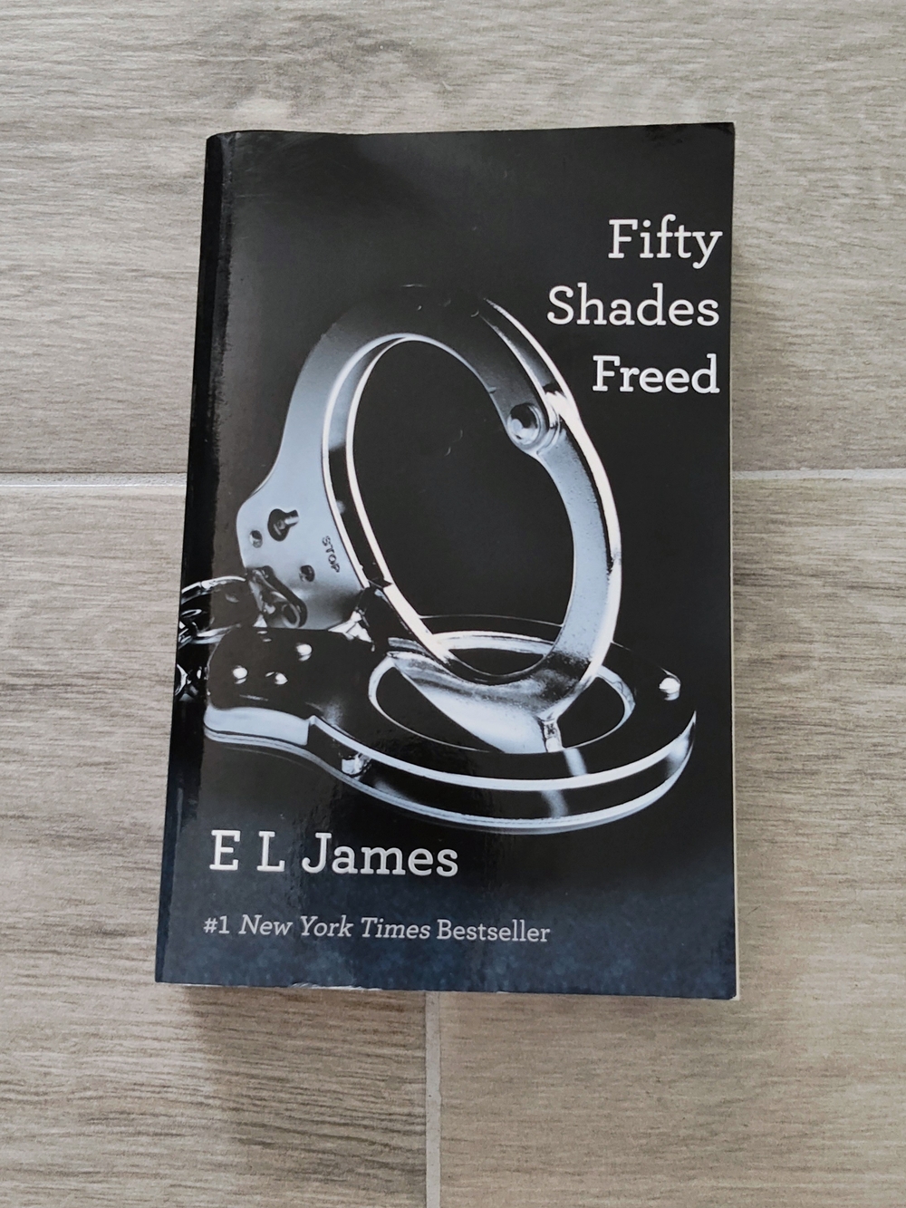 E L James - Fifty Shades Freed (Black) Paperback